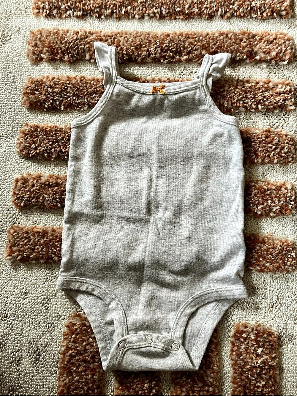 Carter’s Baby Bodysuit in Gray Size 12M